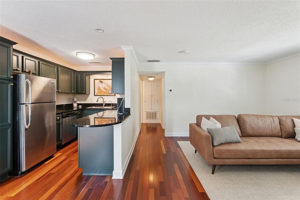 For Sale: $130,000 (1 beds, 1 baths, 636 Square Feet)