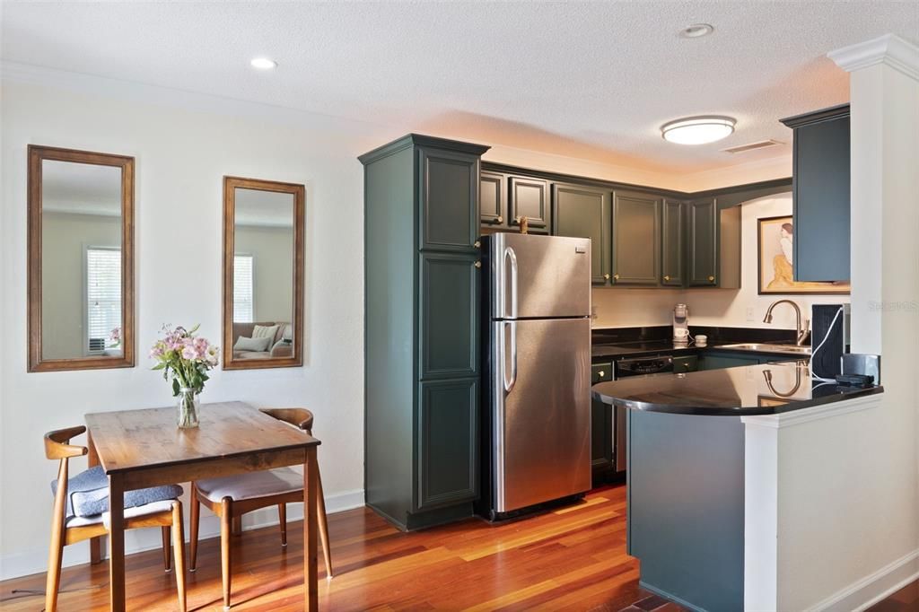 For Sale: $130,000 (1 beds, 1 baths, 636 Square Feet)