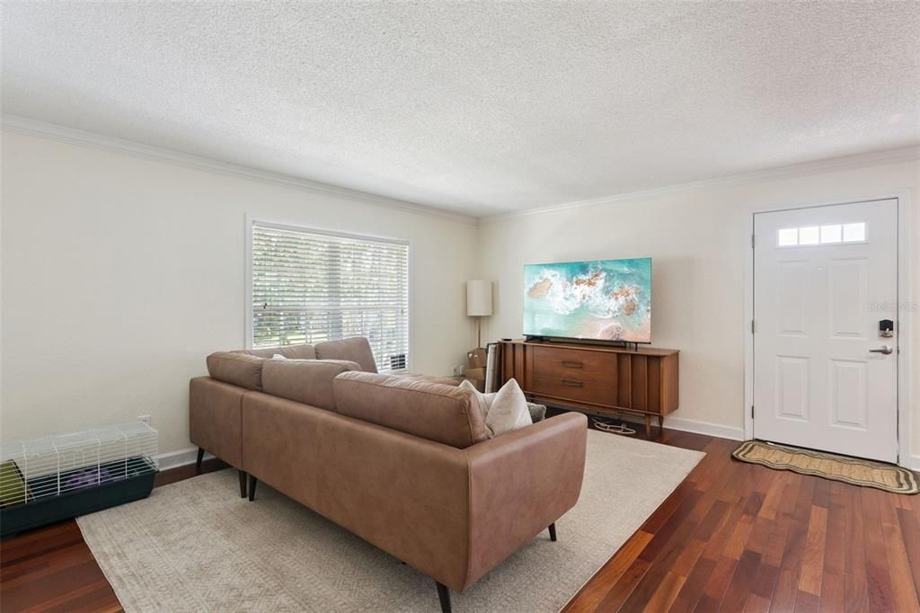 For Sale: $130,000 (1 beds, 1 baths, 636 Square Feet)