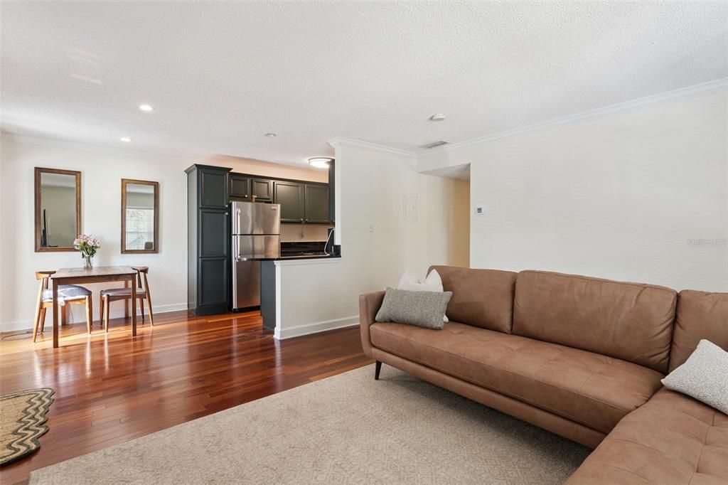 For Sale: $130,000 (1 beds, 1 baths, 636 Square Feet)