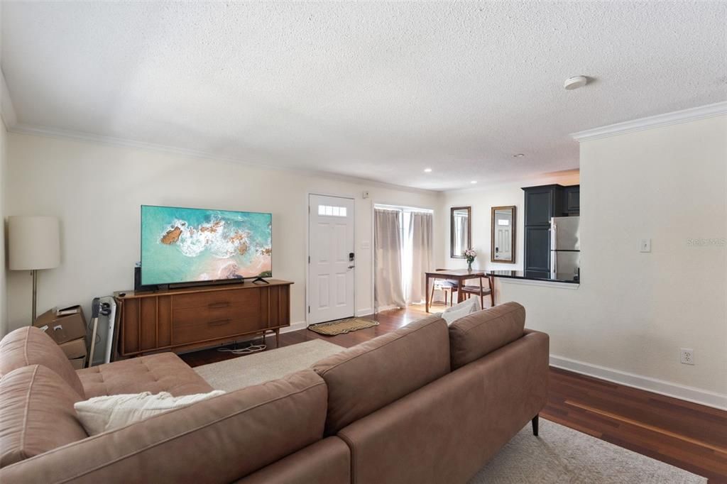 For Sale: $130,000 (1 beds, 1 baths, 636 Square Feet)