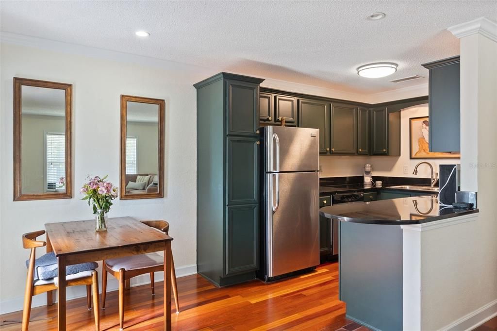 For Sale: $130,000 (1 beds, 1 baths, 636 Square Feet)