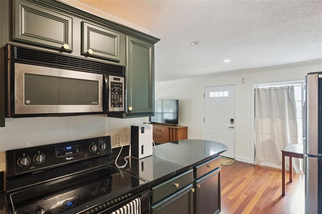 For Sale: $130,000 (1 beds, 1 baths, 636 Square Feet)