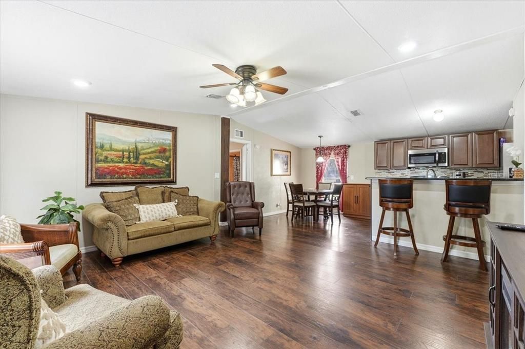 Activo con contrato: $179,000 (3 camas, 3 baños, 1188 Pies cuadrados)