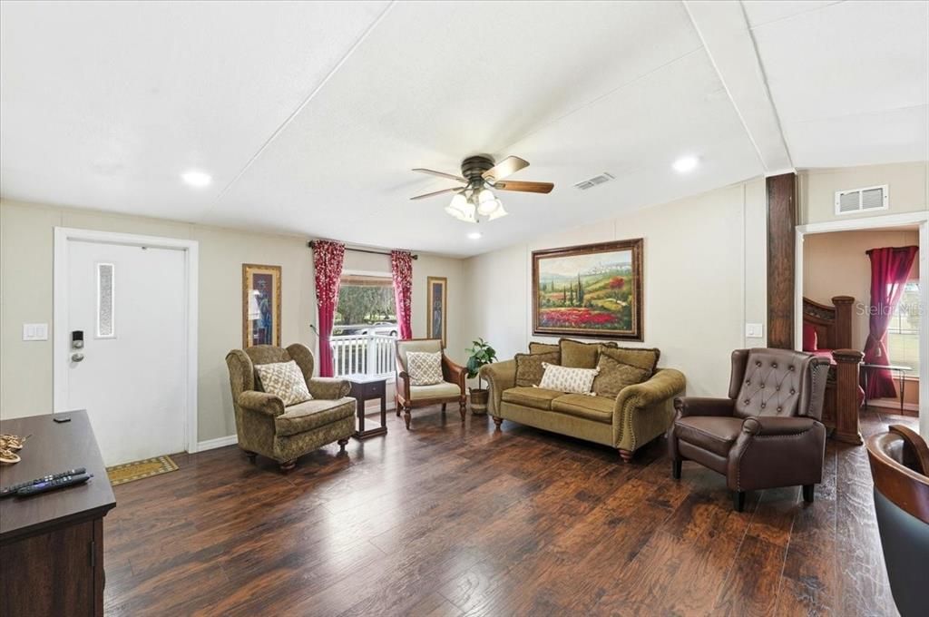 Activo con contrato: $179,000 (3 camas, 3 baños, 1188 Pies cuadrados)