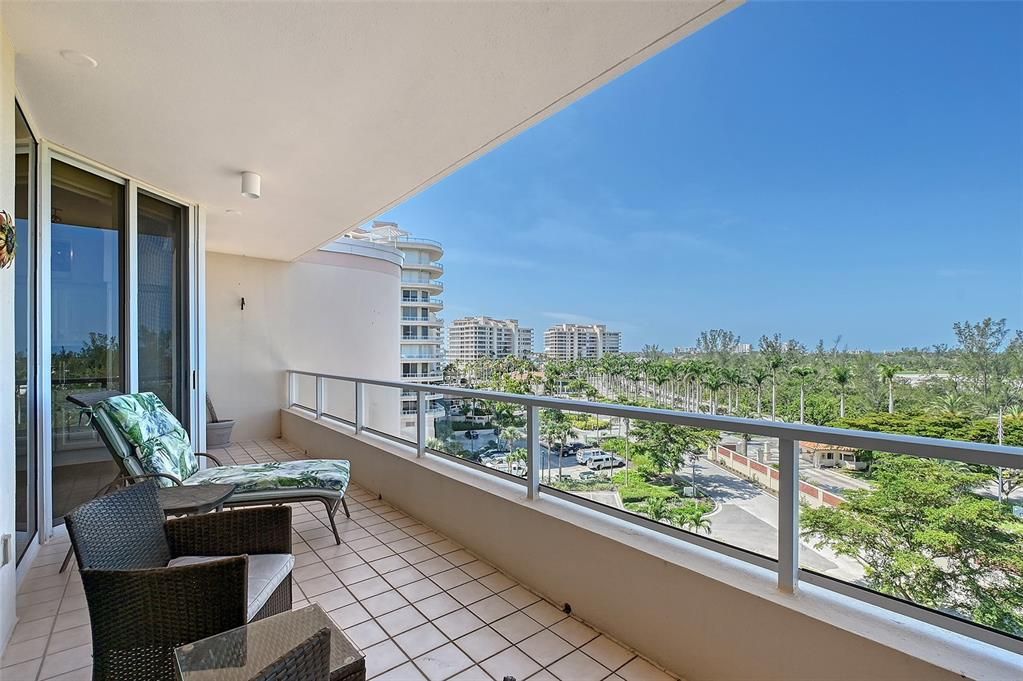 Active With Contract: $799,000 (2 beds, 2 baths, 1329 Square Feet)