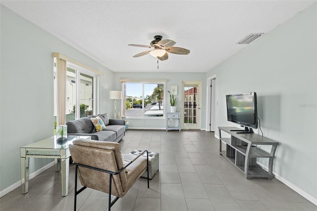 For Sale: $219,000 (2 beds, 2 baths, 1030 Square Feet)