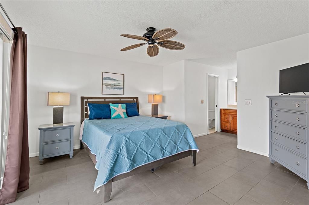 For Sale: $219,000 (2 beds, 2 baths, 1030 Square Feet)