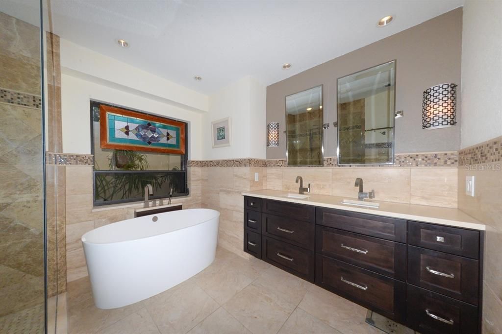 Activo con contrato: $764,000 (3 camas, 2 baños, 2235 Pies cuadrados)