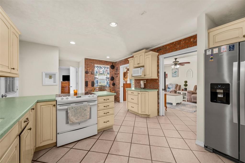 For Sale: $650,000 (3 beds, 4 baths, 2272 Square Feet)