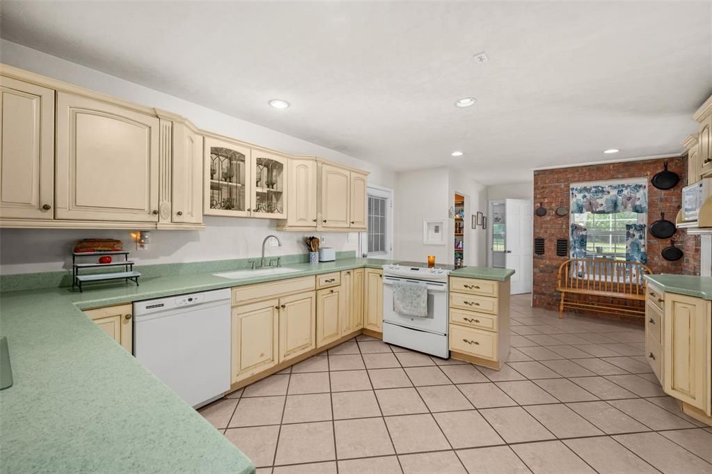 For Sale: $650,000 (3 beds, 4 baths, 2272 Square Feet)