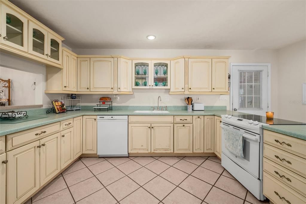 For Sale: $650,000 (3 beds, 4 baths, 2272 Square Feet)