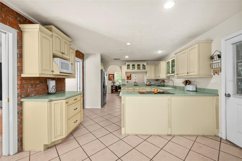 For Sale: $650,000 (3 beds, 4 baths, 2272 Square Feet)
