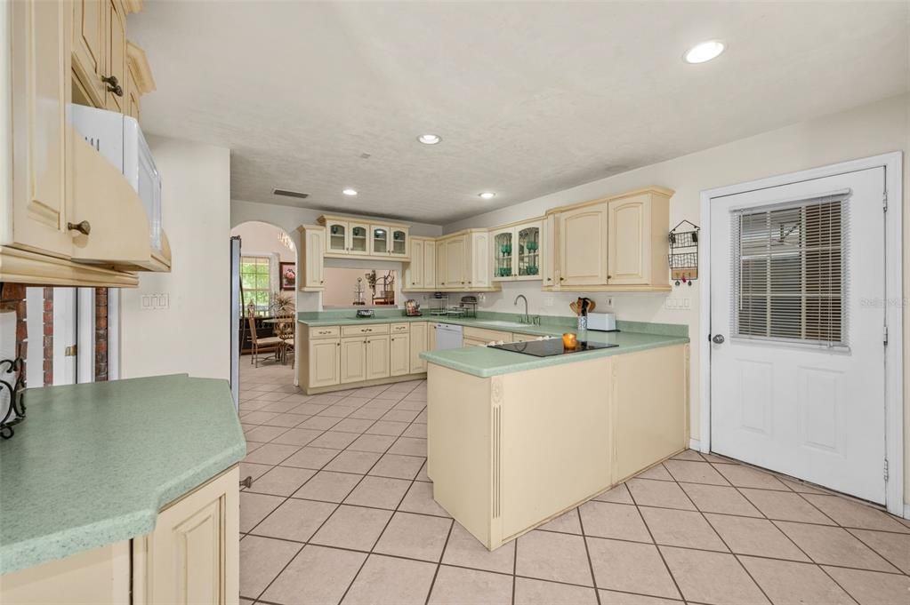 For Sale: $650,000 (3 beds, 4 baths, 2272 Square Feet)