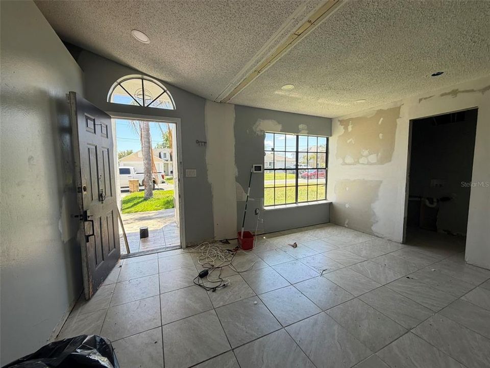 Active With Contract: $199,000 (4 beds, 2 baths, 1712 Square Feet)