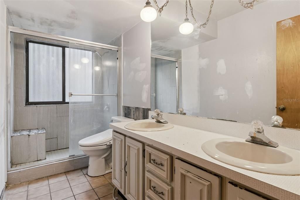En Venta: $430,000 (5 camas, 3 baños, 2443 Pies cuadrados)