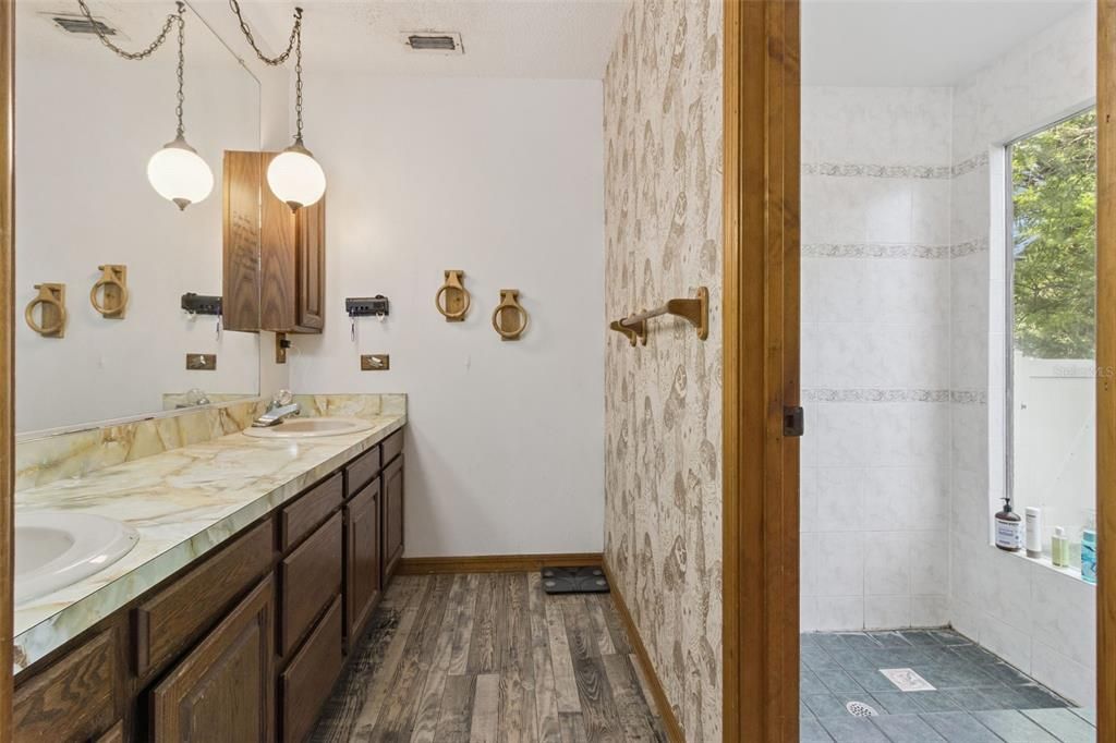 En Venta: $430,000 (5 camas, 3 baños, 2443 Pies cuadrados)
