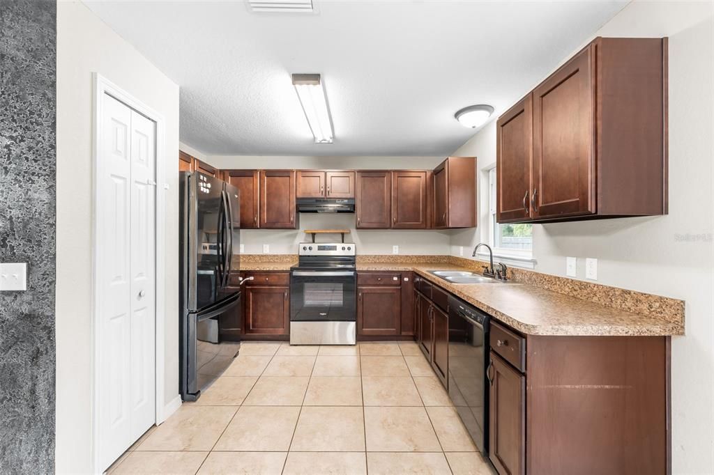 Active With Contract: $225,000 (3 beds, 2 baths, 1332 Square Feet)