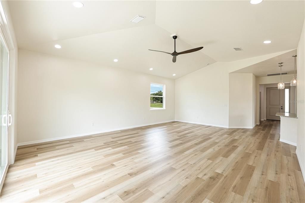 For Sale: $369,000 (3 beds, 2 baths, 1711 Square Feet)