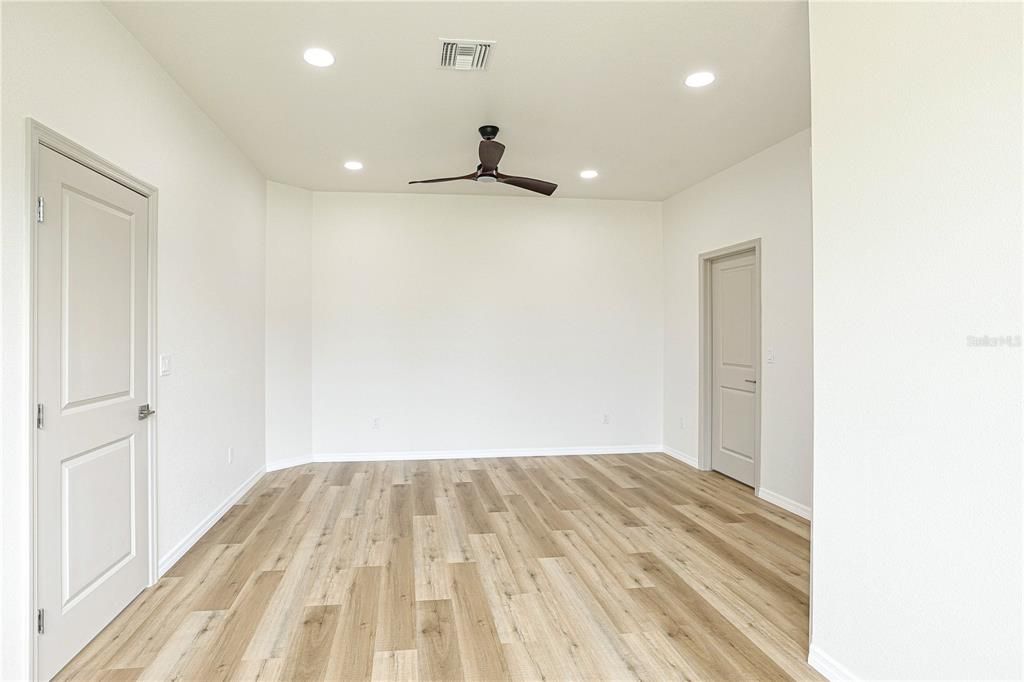 For Sale: $369,000 (3 beds, 2 baths, 1711 Square Feet)