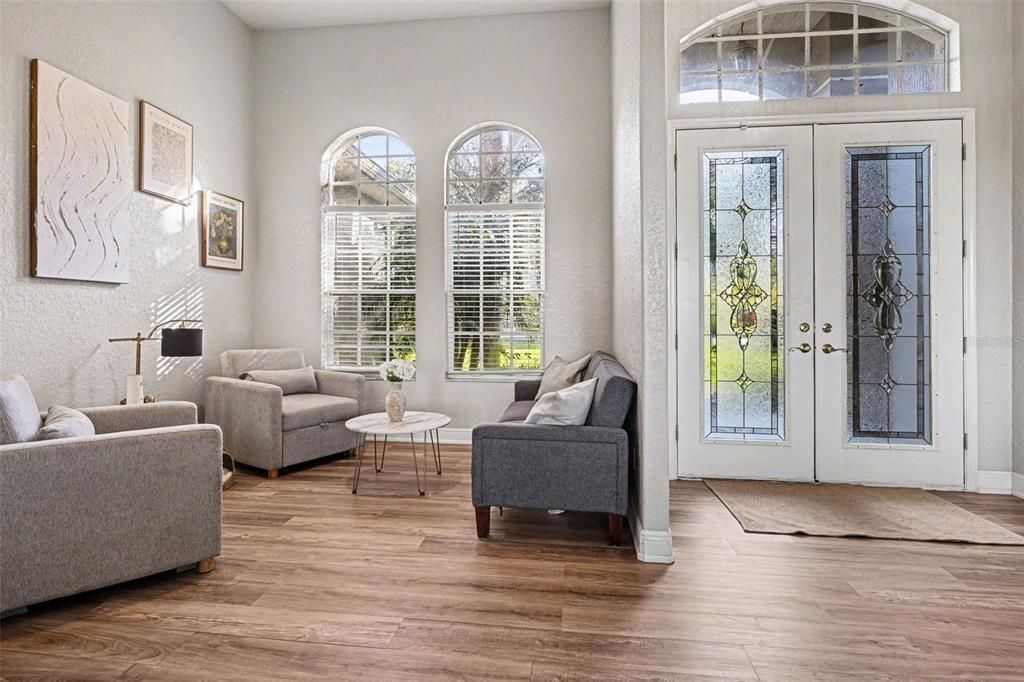 合同活跃: $490,000 (4 贝兹, 3 浴室, 2590 平方英尺)