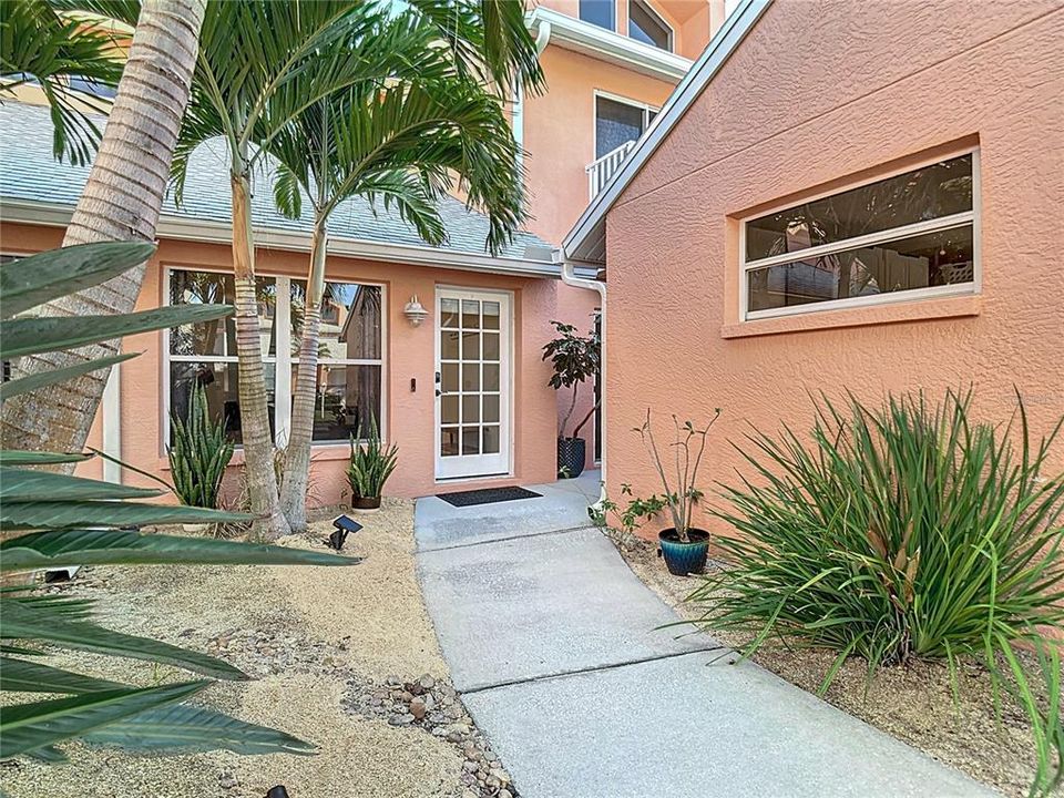 For Sale: $355,000 (2 beds, 2 baths, 1309 Square Feet)