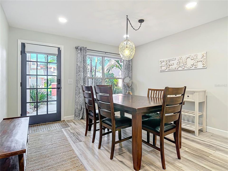 For Sale: $355,000 (2 beds, 2 baths, 1309 Square Feet)