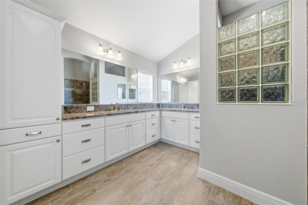 En Venta: $729,000 (3 camas, 2 baños, 2103 Pies cuadrados)