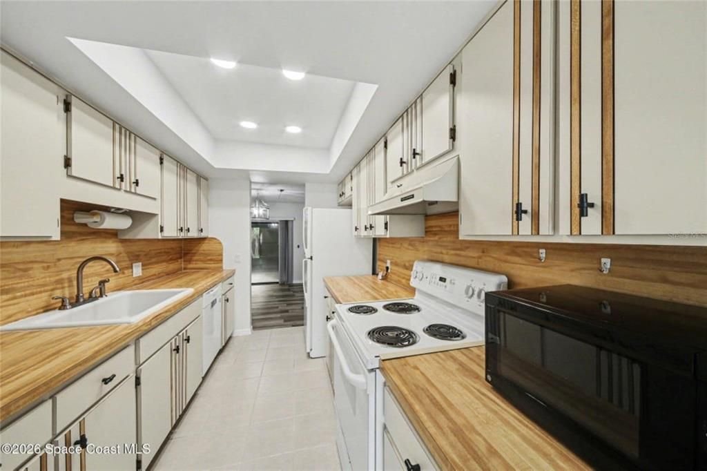 Под контрактом: $219,000 (3 спален, 2 ванн, 1858 Квадратных фут)
