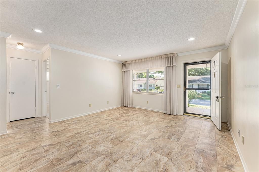 Active With Contract: $169,900 (2 beds, 2 baths, 1571 Square Feet)
