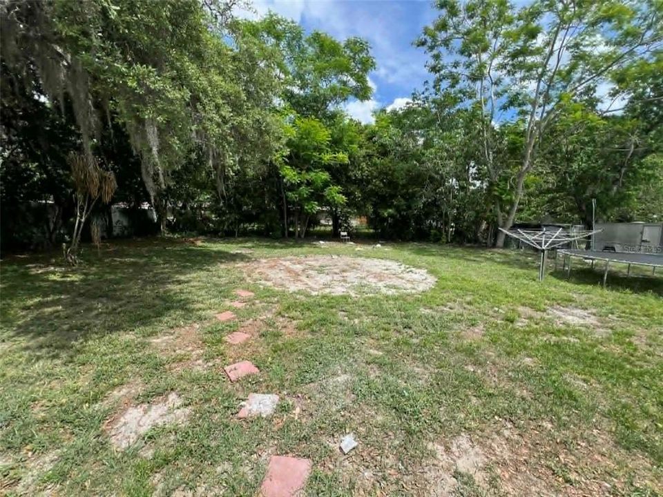 Active With Contract: $2,000 (4 beds, 2 baths, 1281 Square Feet)