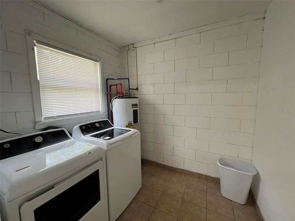 Active With Contract: $2,000 (4 beds, 2 baths, 1281 Square Feet)