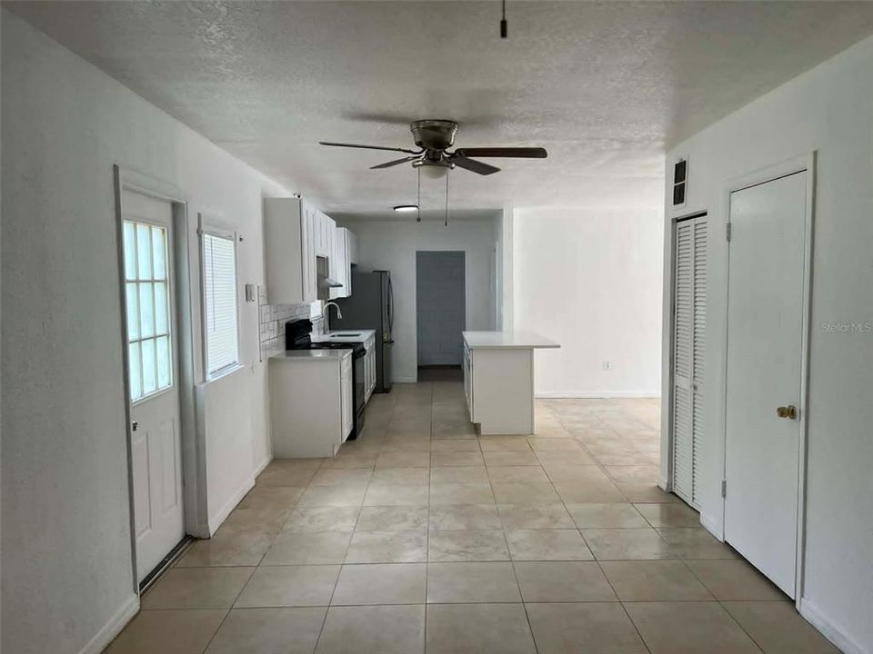 Active With Contract: $2,000 (4 beds, 2 baths, 1281 Square Feet)