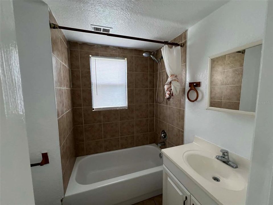 Active With Contract: $2,000 (4 beds, 2 baths, 1281 Square Feet)