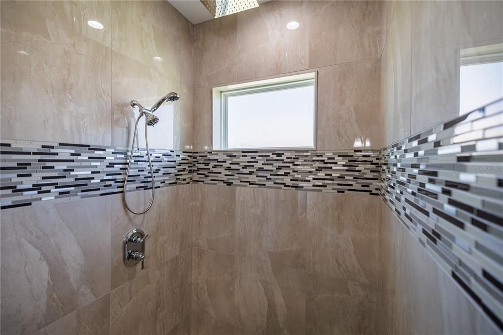 Activo con contrato: $689,000 (3 camas, 2 baños, 2195 Pies cuadrados)
