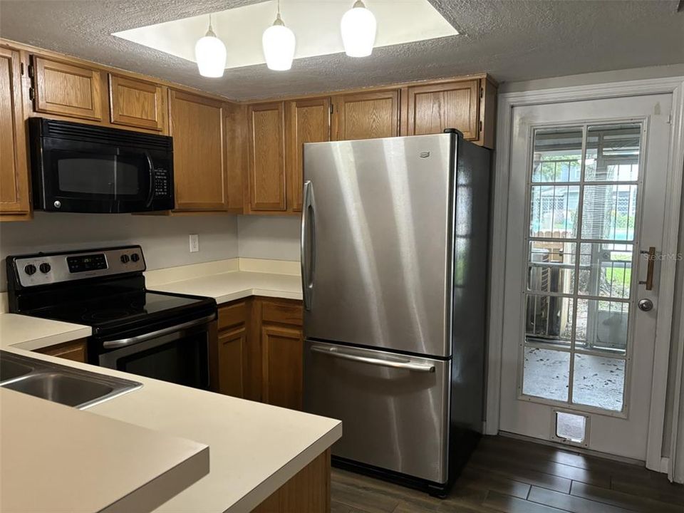 For Rent: $1,700 (2 beds, 1 baths, 882 Square Feet)