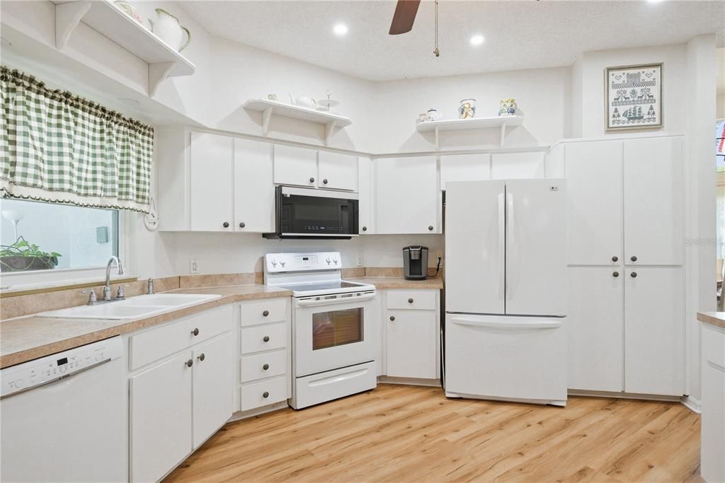 Active With Contract: $450,000 (4 beds, 2 baths, 2523 Square Feet)
