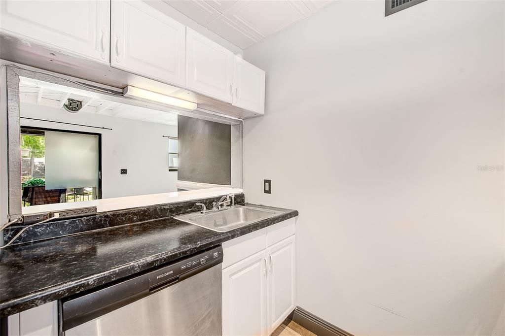 For Sale: $89,000 (1 beds, 1 baths, 543 Square Feet)