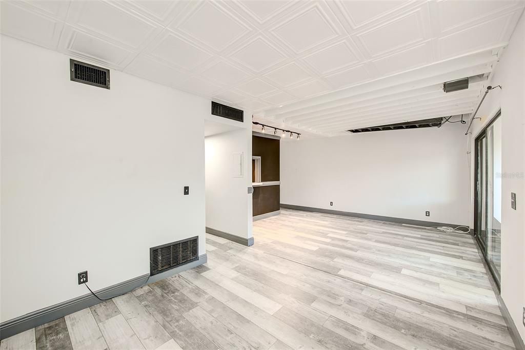 For Sale: $89,000 (1 beds, 1 baths, 543 Square Feet)
