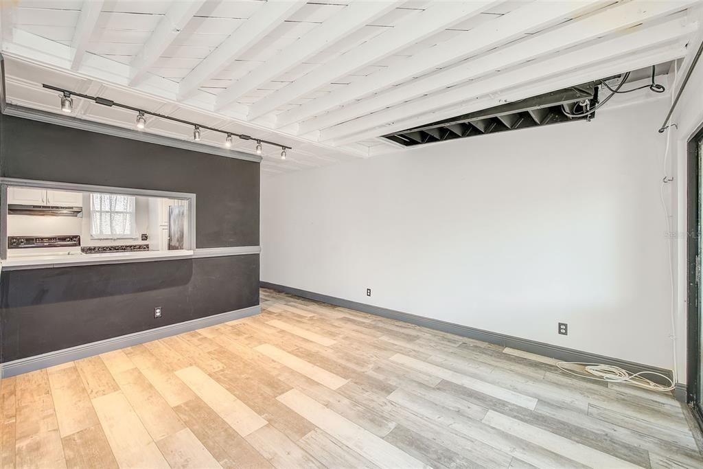 For Sale: $89,000 (1 beds, 1 baths, 543 Square Feet)