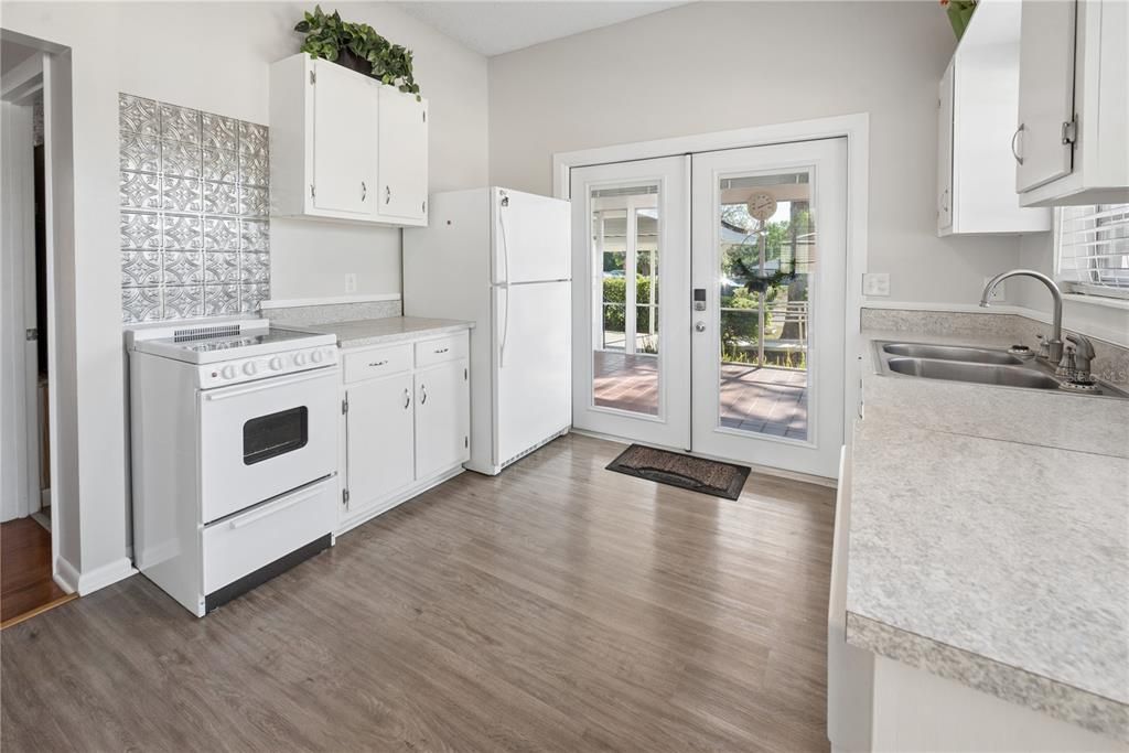 Active With Contract: $232,000 (2 beds, 2 baths, 1194 Square Feet)