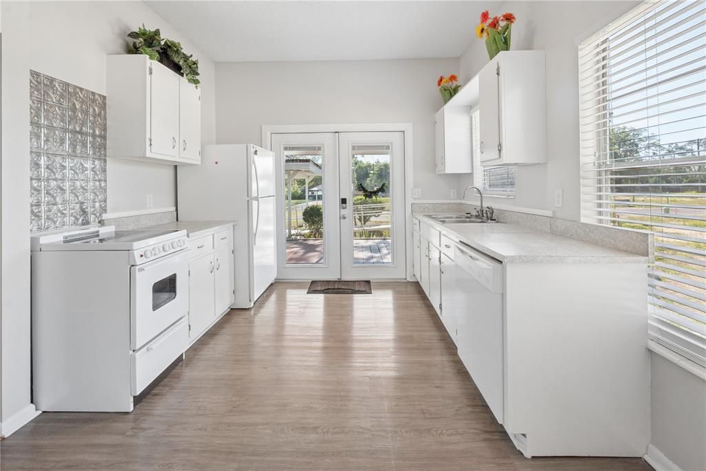 Active With Contract: $232,000 (2 beds, 2 baths, 1194 Square Feet)