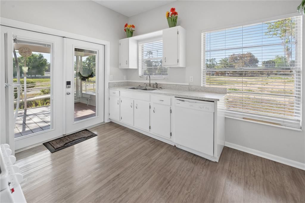 Active With Contract: $232,000 (2 beds, 2 baths, 1194 Square Feet)