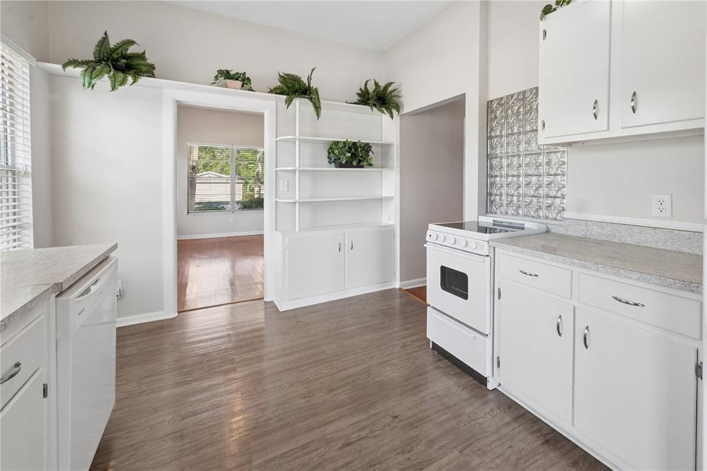 Active With Contract: $232,000 (2 beds, 2 baths, 1194 Square Feet)