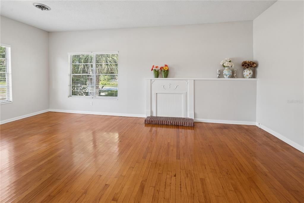 Active With Contract: $232,000 (2 beds, 2 baths, 1194 Square Feet)