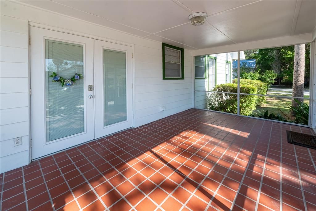 Active With Contract: $232,000 (2 beds, 2 baths, 1194 Square Feet)