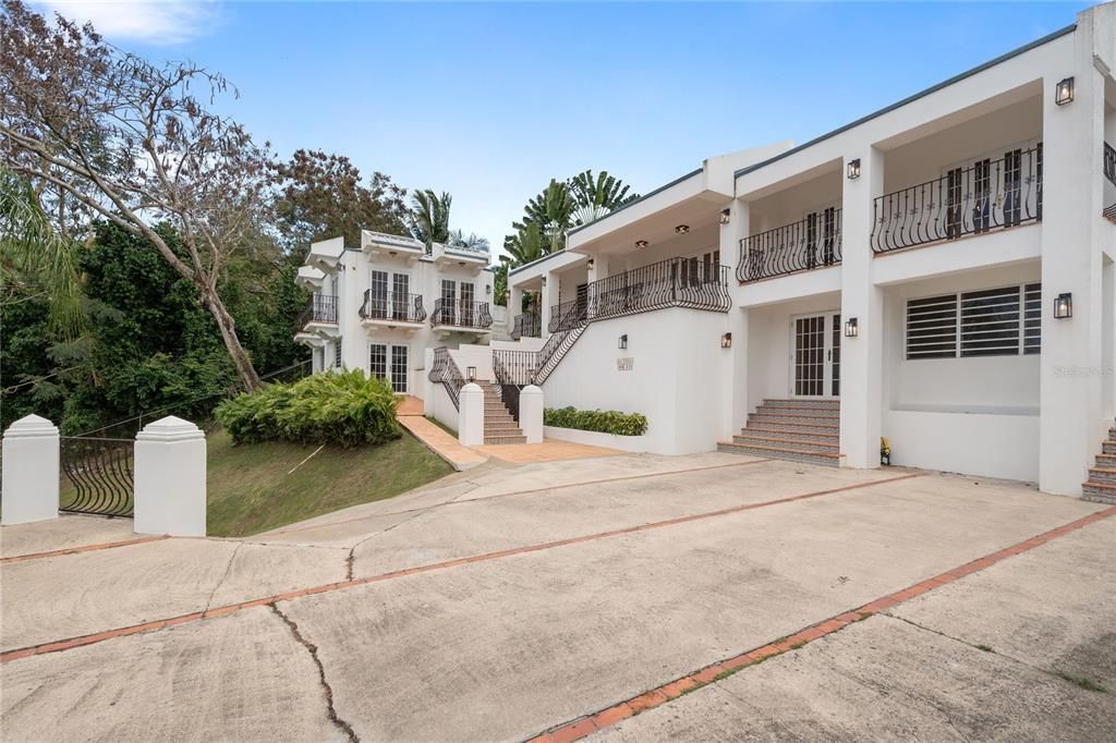 Active With Contract: $825,000 (4 beds, 4 baths, 3200 Square Feet)