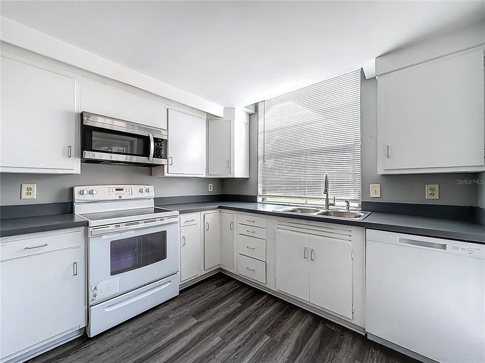 For Sale: $249,000 (3 beds, 2 baths, 1456 Square Feet)