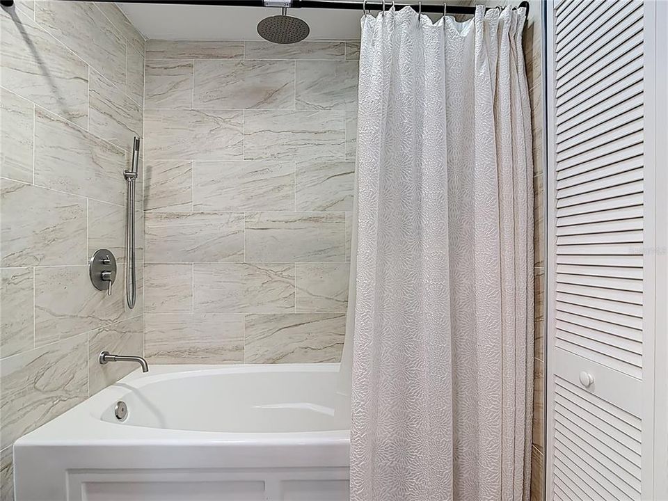 Под контрактом: $239,000 (3 спален, 2 ванн, 1493 Квадратных фут)