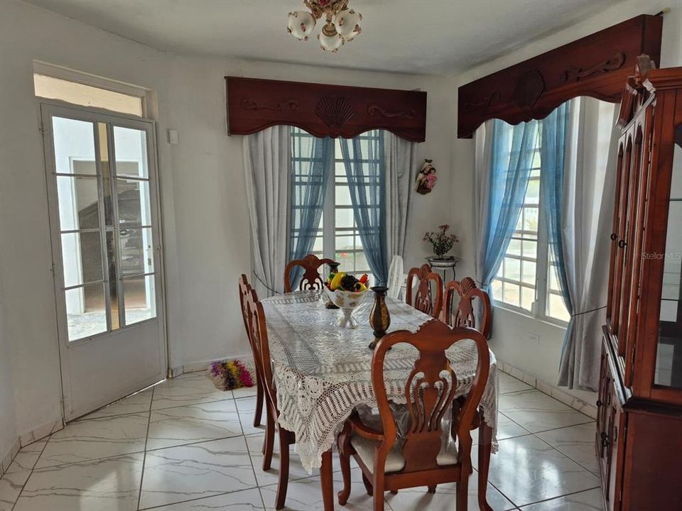 En Venta: $795,000 (4 camas, 3 baños, 4240 Pies cuadrados)